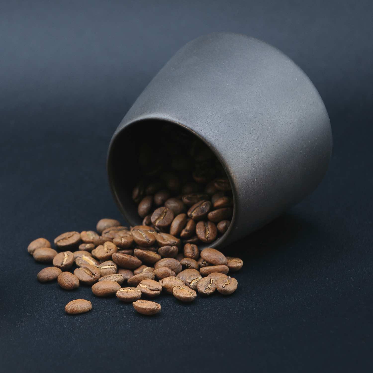 Bora Nera specialty coffee roasted beans with pot, front view